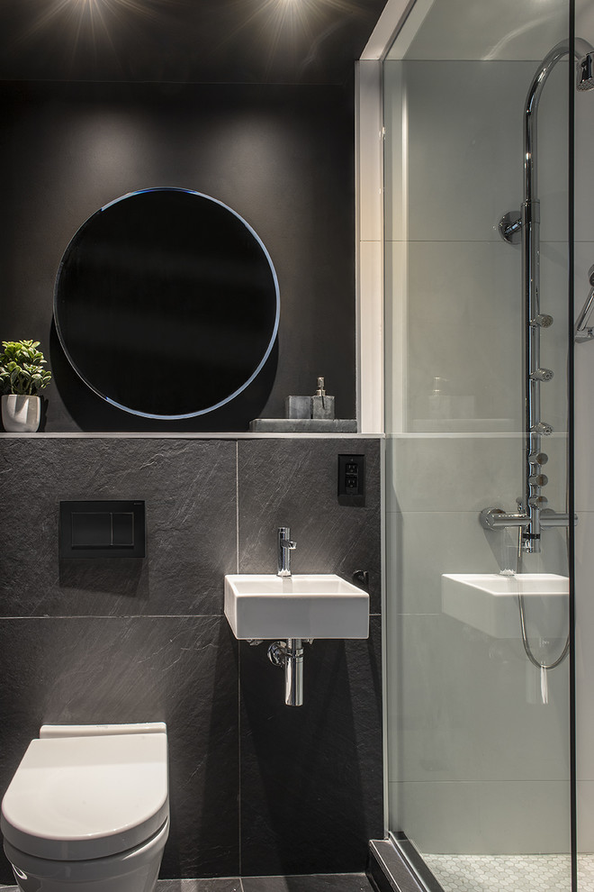 Пример оригинального дизайна: маленькая ванная комната в современном стиле с открытыми фасадами, душем в нише, инсталляцией, черно-белой плиткой, керамогранитной плиткой, черными стенами, полом из керамогранита, подвесной раковиной, черным полом и открытым душем для на участке и в саду