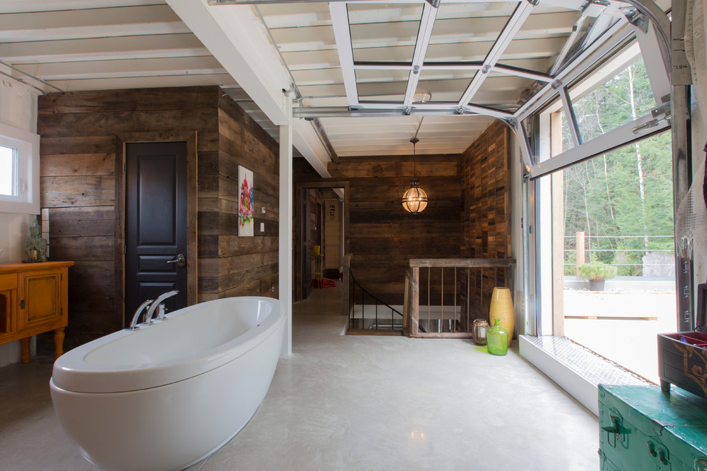 Inspiration pour une salle de bain urbaine en bois brun avec un plan de toilette en bois, une baignoire indépendante et un placard avec porte à panneau surélevé.