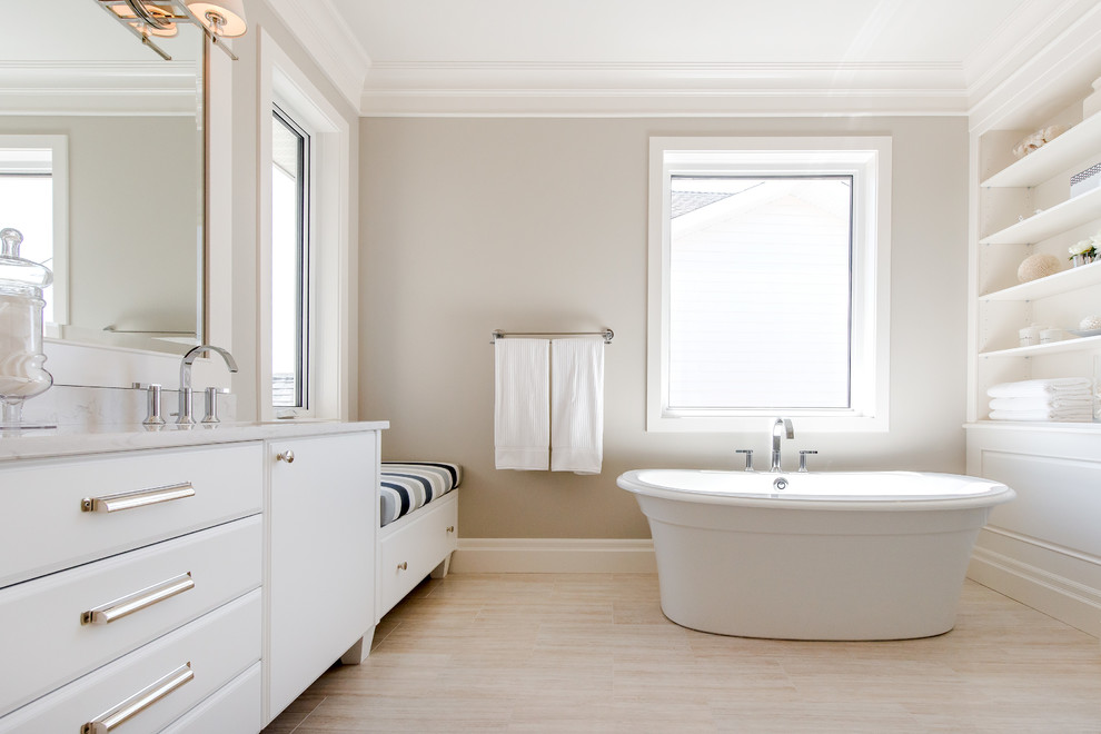 Источник вдохновения для домашнего уюта: ванная комната в классическом стиле с белыми фасадами и отдельно стоящей ванной