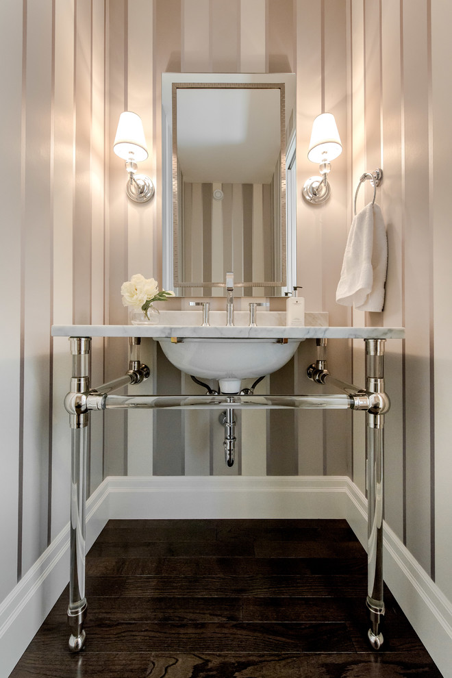 Diseño de cuarto de baño tradicional con lavabo tipo consola