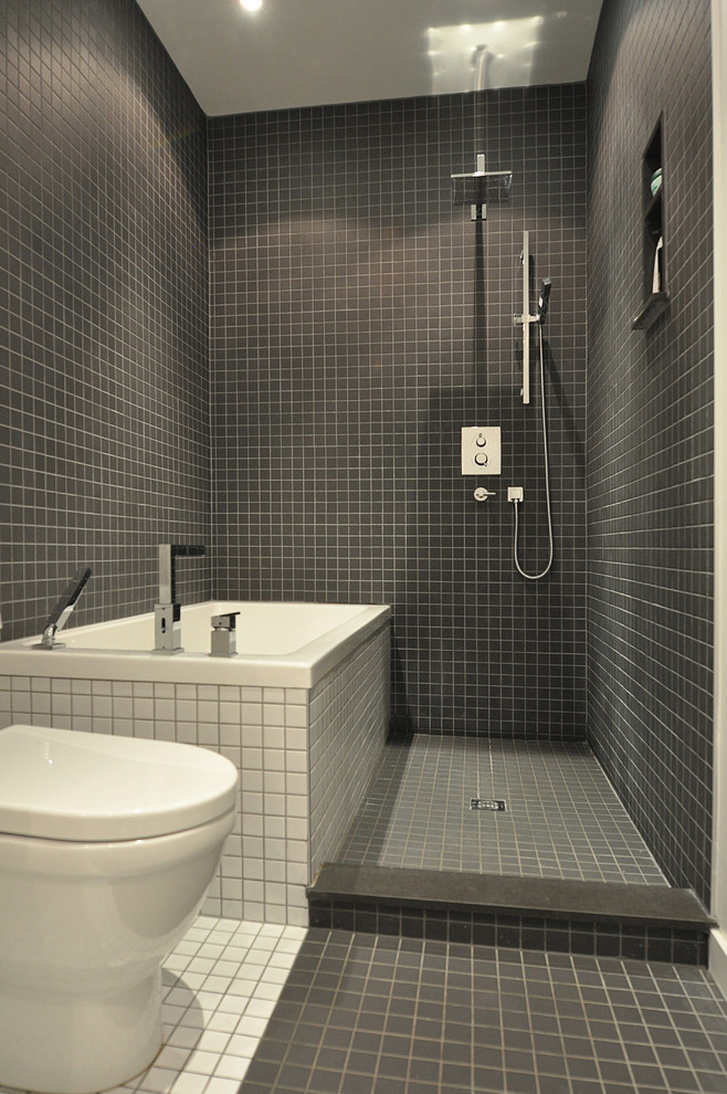 Inspiration för moderna badrum, med en öppen dusch och med dusch som är öppen