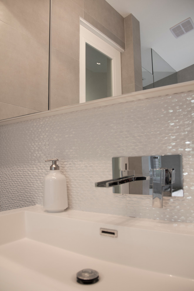 Exempel på ett mellanstort modernt en-suite badrum, med släta luckor, vita skåp, bänkskiva i kvartsit, en dusch i en alkov, grå kakel, keramikplattor och klinkergolv i keramik