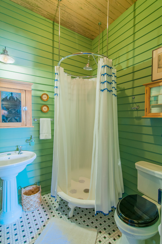 Ispirazione per una stanza da bagno eclettica con doccia ad angolo, WC a due pezzi, pareti verdi, lavabo a colonna, pavimento multicolore e doccia con tenda