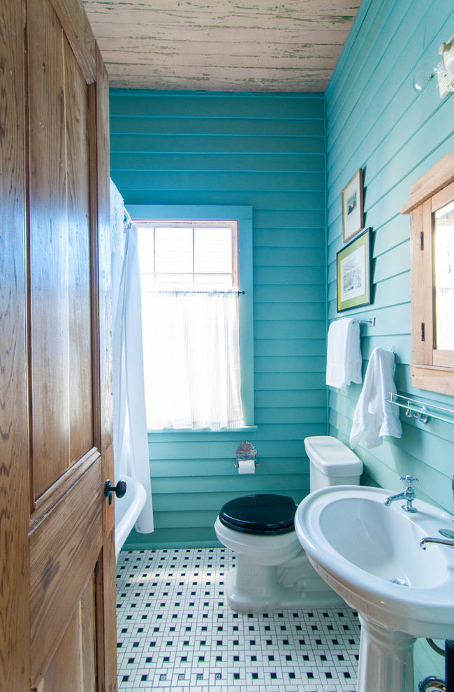 Réalisation d'une salle de bain bohème avec WC séparés, un mur bleu, un lavabo de ferme et un sol multicolore.