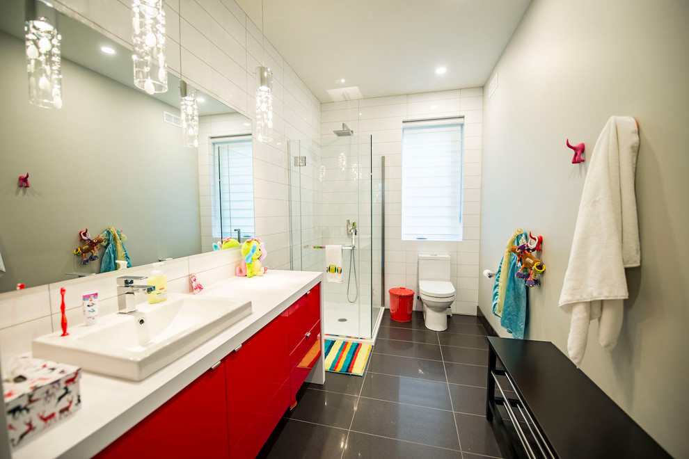 Inspiration pour une salle de bain design avec un placard à porte plane, des portes de placard rouges, une douche d'angle, un carrelage blanc, un mur beige, un sol en carrelage de céramique, un sol gris et une cabine de douche à porte battante.