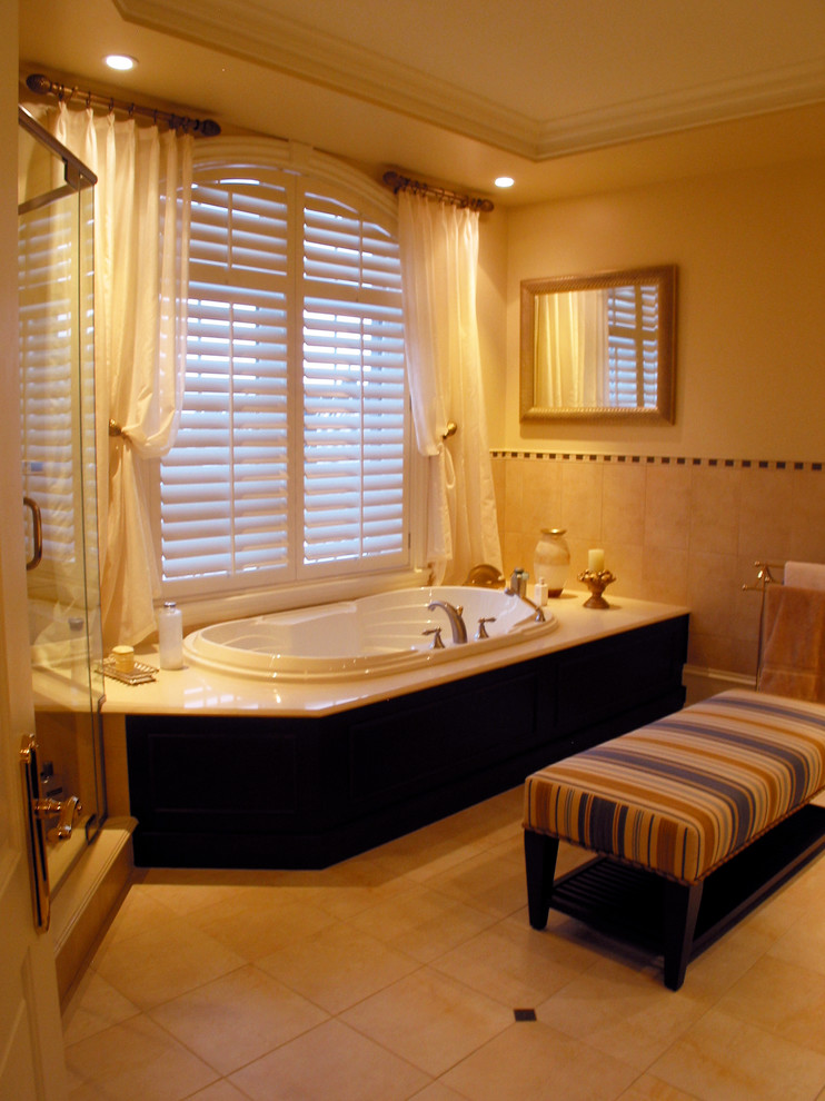 Источник вдохновения для домашнего уюта: большая главная ванная комната в классическом стиле с накладной ванной, угловым душем, бежевой плиткой, керамогранитной плиткой, бежевыми стенами и полом из керамогранита