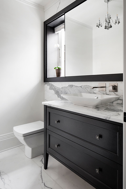 Ejemplo de cuarto de baño actual de tamaño medio con baldosas y/o azulejos blancos, baldosas y/o azulejos de mármol, paredes blancas, aseo y ducha y encimera de mármol