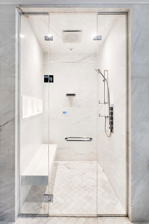 Свежая идея для дизайна: большая главная ванная комната в современном стиле с белой плиткой, мраморной плиткой, белыми стенами, мраморным полом и мраморной столешницей - отличное фото интерьера