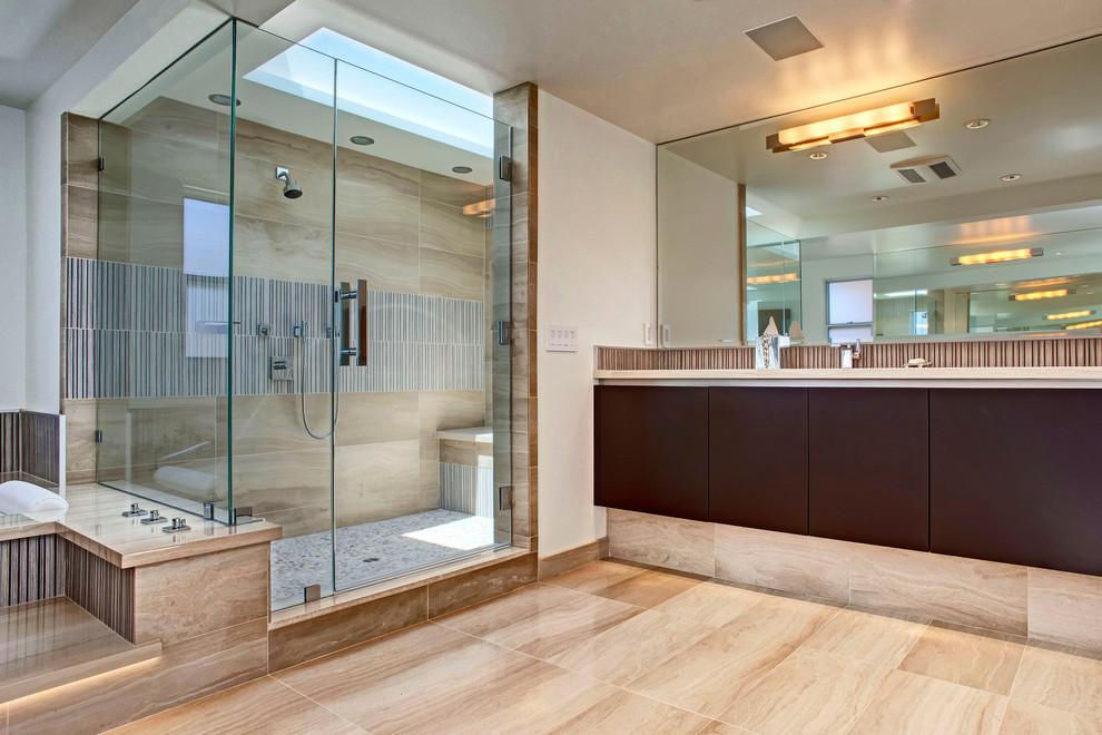 На фото: ванная комната в современном стиле с плоскими фасадами, темными деревянными фасадами, угловым душем и бежевой плиткой