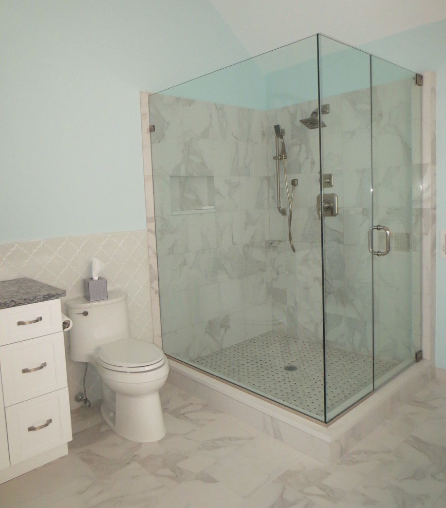 Exemple d'une salle de bain principale chic de taille moyenne avec un placard avec porte à panneau encastré, des portes de placard blanches, une baignoire indépendante, une douche d'angle, WC à poser, un carrelage blanc, un mur bleu, un sol en carrelage de porcelaine, un lavabo encastré et un plan de toilette en quartz modifié.