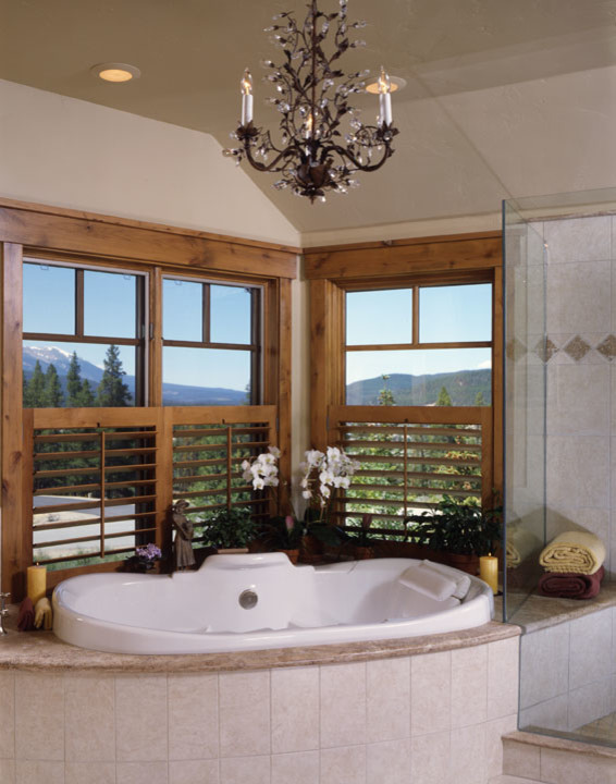 Foto de cuarto de baño principal rústico con bañera encastrada, baldosas y/o azulejos beige, baldosas y/o azulejos de cerámica y paredes beige