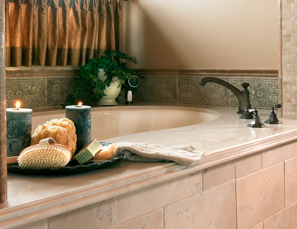 Imagen de cuarto de baño mediterráneo con encimera de mármol, bañera empotrada, baldosas y/o azulejos beige y baldosas y/o azulejos de terracota