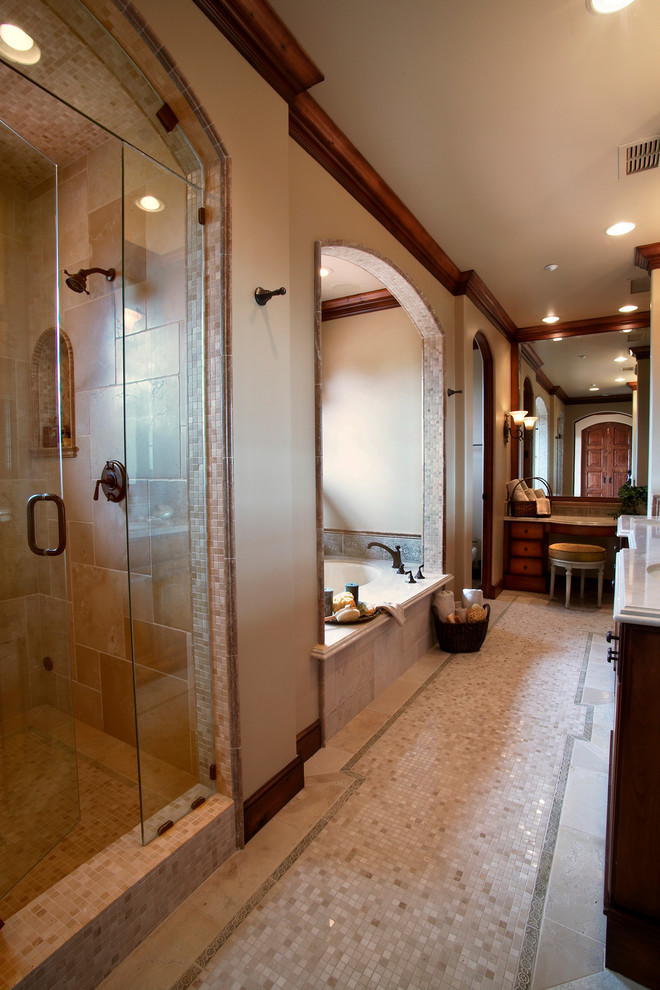 Свежая идея для дизайна: большая главная ванная комната в средиземноморском стиле с бежевой плиткой, плиткой мозаикой и полом из мозаичной плитки - отличное фото интерьера