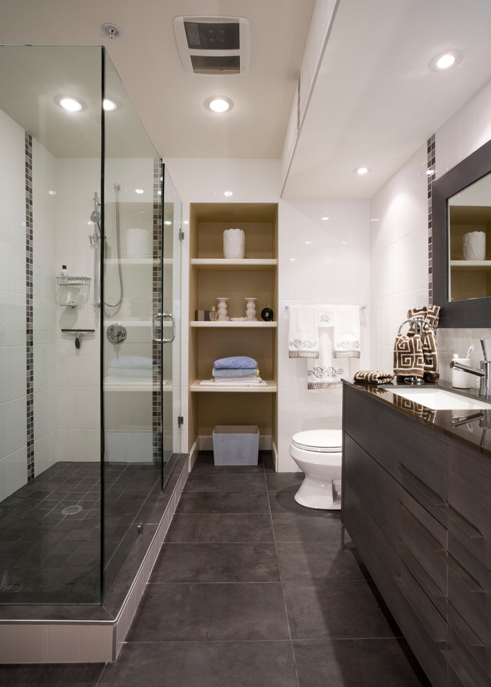 Großes Modernes Badezimmer mit Wandtoilette mit Spülkasten in Vancouver