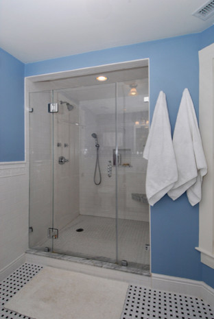 Idée de décoration pour une grande salle de bain principale tradition avec une douche double, un carrelage blanc, des carreaux de céramique, un mur bleu et un sol en carrelage de terre cuite.