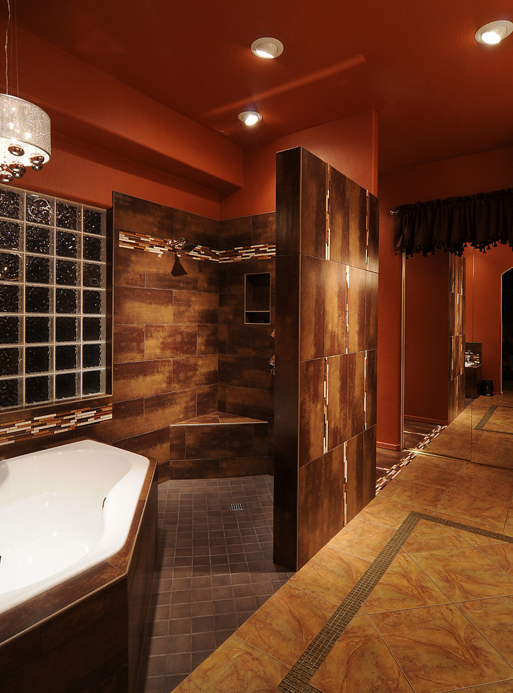 Idéer för ett stort modernt en-suite badrum, med luckor med upphöjd panel, skåp i mellenmörkt trä, ett hörnbadkar, en öppen dusch, en toalettstol med separat cisternkåpa, orange kakel, porslinskakel, orange väggar, klinkergolv i porslin, ett fristående handfat, granitbänkskiva, brunt golv och med dusch som är öppen