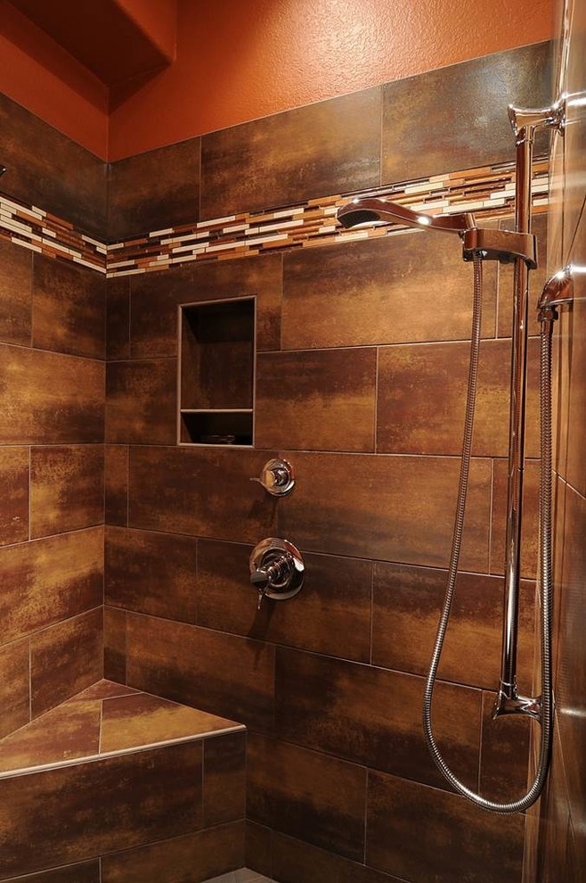 Inspiration pour une grande salle de bain design avec une douche ouverte, un carrelage marron, des carreaux de porcelaine et aucune cabine.
