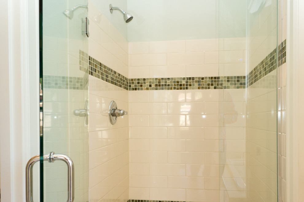 Idéer för att renovera ett mellanstort amerikanskt en-suite badrum, med ett undermonterad handfat, luckor med infälld panel, vita skåp, marmorbänkskiva, ett badkar i en alkov, en dusch i en alkov, beige kakel, mosaik, gröna väggar och klinkergolv i porslin