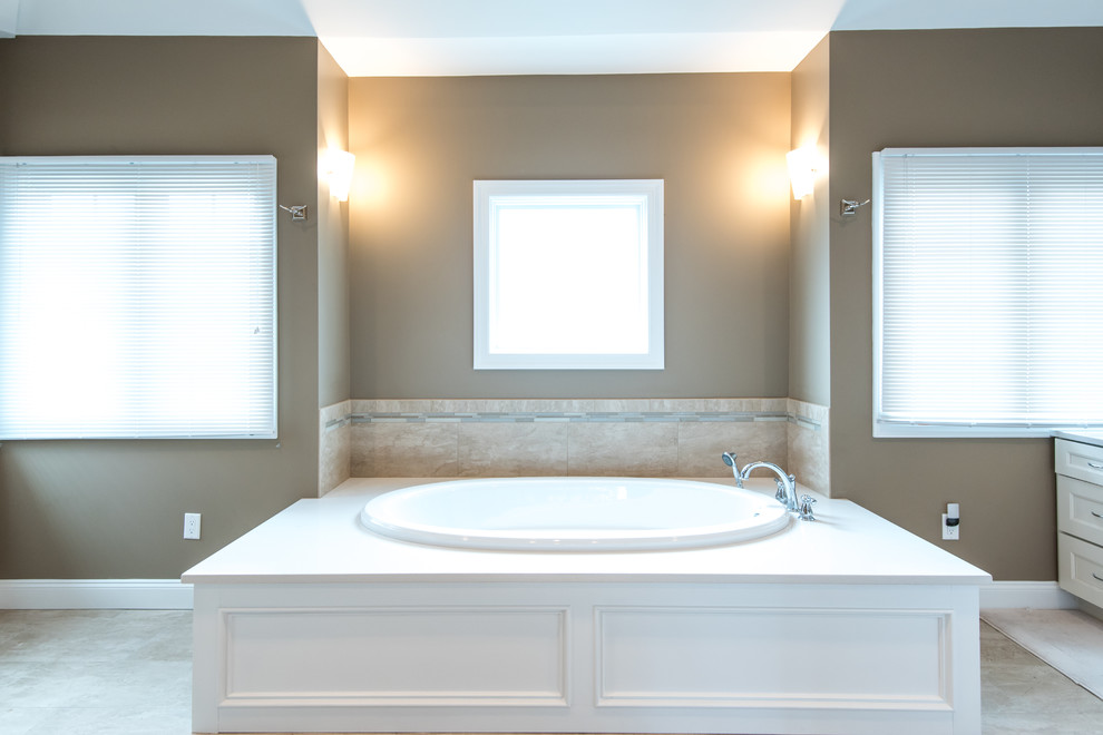 Стильный дизайн: большая главная ванная комната в классическом стиле с фасадами в стиле шейкер, белыми фасадами, накладной ванной, коричневыми стенами, полом из керамической плитки, врезной раковиной, столешницей из искусственного камня, керамической плиткой и угловым душем - последний тренд