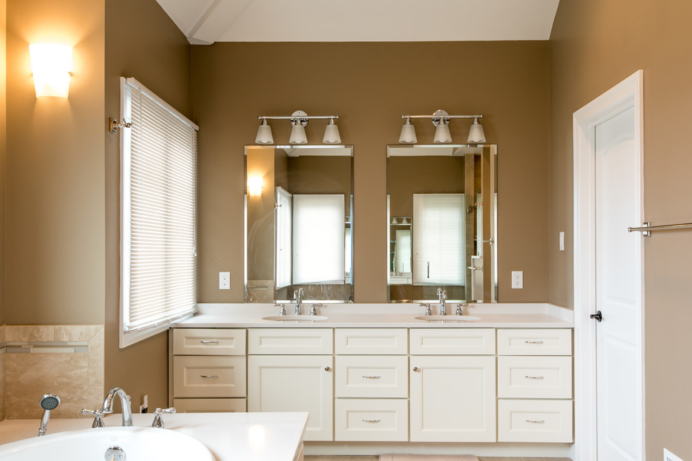 Пример оригинального дизайна: большая главная ванная комната в классическом стиле с фасадами в стиле шейкер, белыми фасадами, накладной ванной, коричневыми стенами, полом из керамической плитки, врезной раковиной и столешницей из искусственного камня