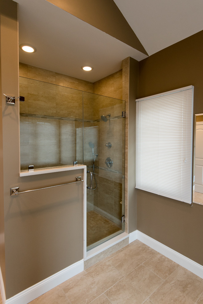 Inredning av ett klassiskt mellanstort en-suite badrum, med en hörndusch, bruna väggar och travertin golv