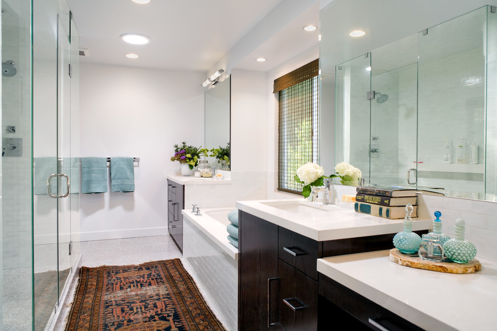 ロサンゼルスにあるコンテンポラリースタイルのおしゃれな浴室 (アンダーカウンター洗面器、フラットパネル扉のキャビネット、濃色木目調キャビネット、アンダーマウント型浴槽、アルコーブ型シャワー、白いタイル、サブウェイタイル) の写真