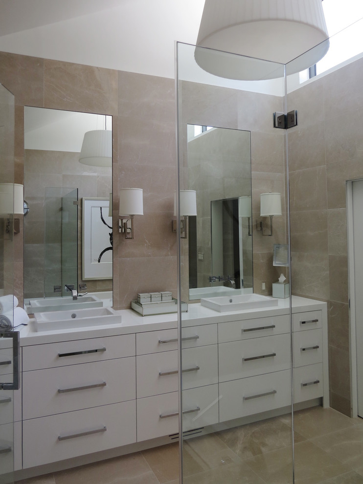 Idées déco pour une grande salle de bain principale contemporaine avec un lavabo intégré, des portes de placard blanches, un plan de toilette en granite, une baignoire posée, une douche d'angle, un mur beige et un sol en carrelage de céramique.