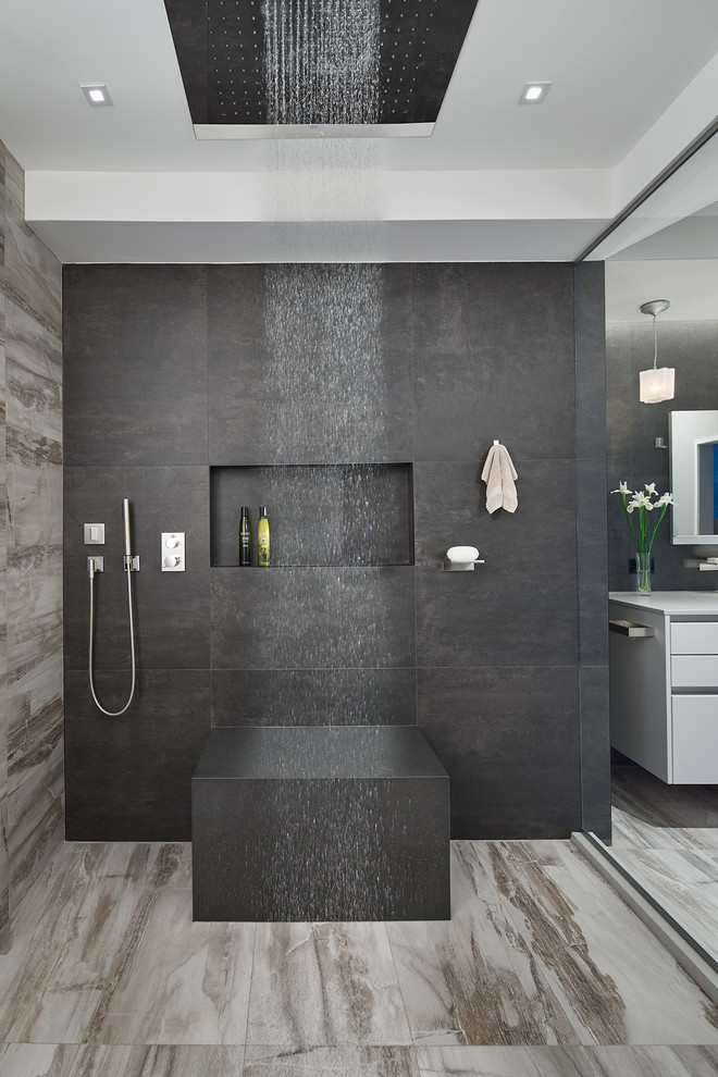 Idéer för funkis en-suite badrum, med grå kakel