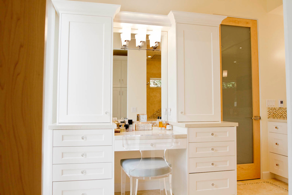 Esempio di una stanza da bagno minimal con ante in stile shaker, ante bianche, top in quarzo composito, piastrelle multicolore, pareti beige e pavimento in travertino