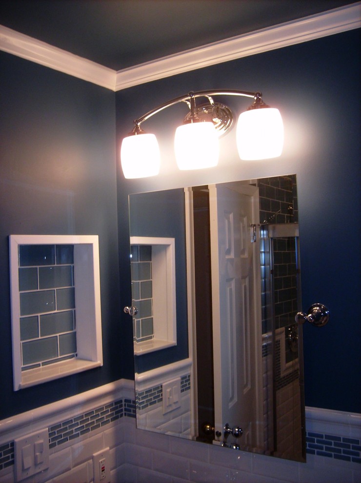 Idéer för små funkis badrum med dusch, med ett undermonterad handfat, luckor med infälld panel, svarta skåp, granitbänkskiva, en dusch i en alkov, en toalettstol med separat cisternkåpa, blå kakel, glaskakel, blå väggar och marmorgolv