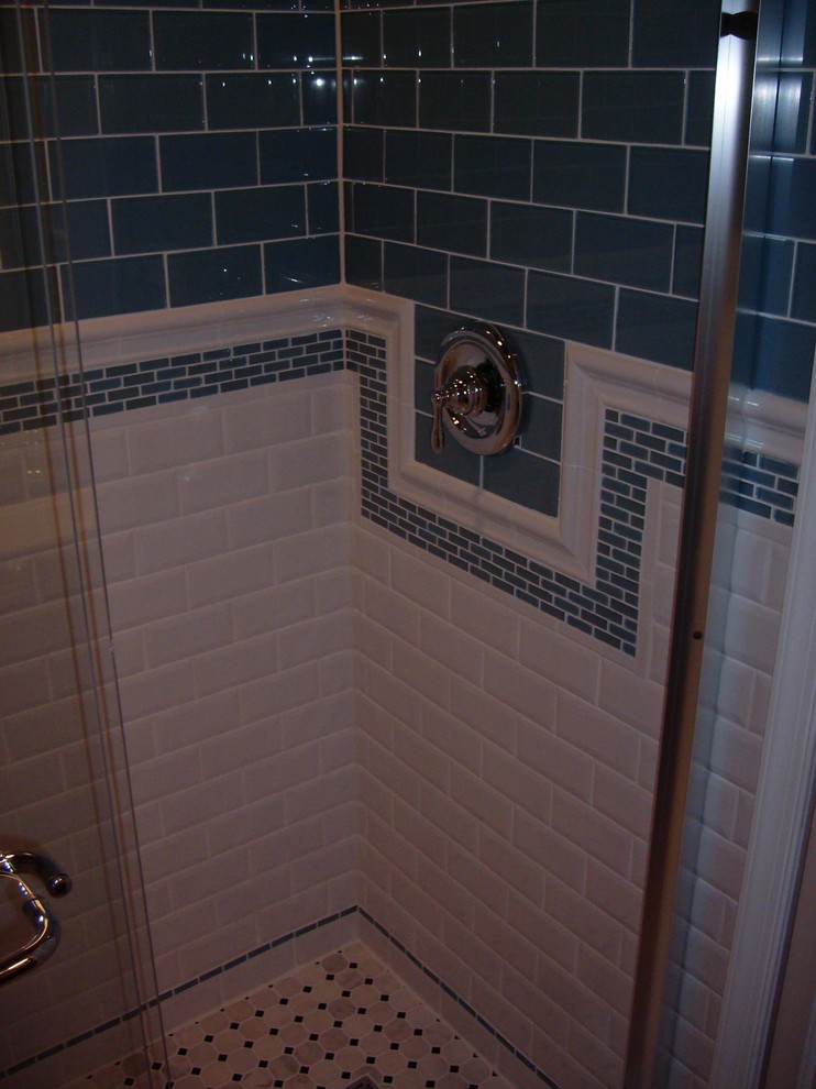Стильный дизайн: маленькая ванная комната в стиле модернизм с врезной раковиной, фасадами с утопленной филенкой, черными фасадами, столешницей из гранита, душем в нише, раздельным унитазом, синей плиткой, стеклянной плиткой, синими стенами, мраморным полом и душевой кабиной для на участке и в саду - последний тренд