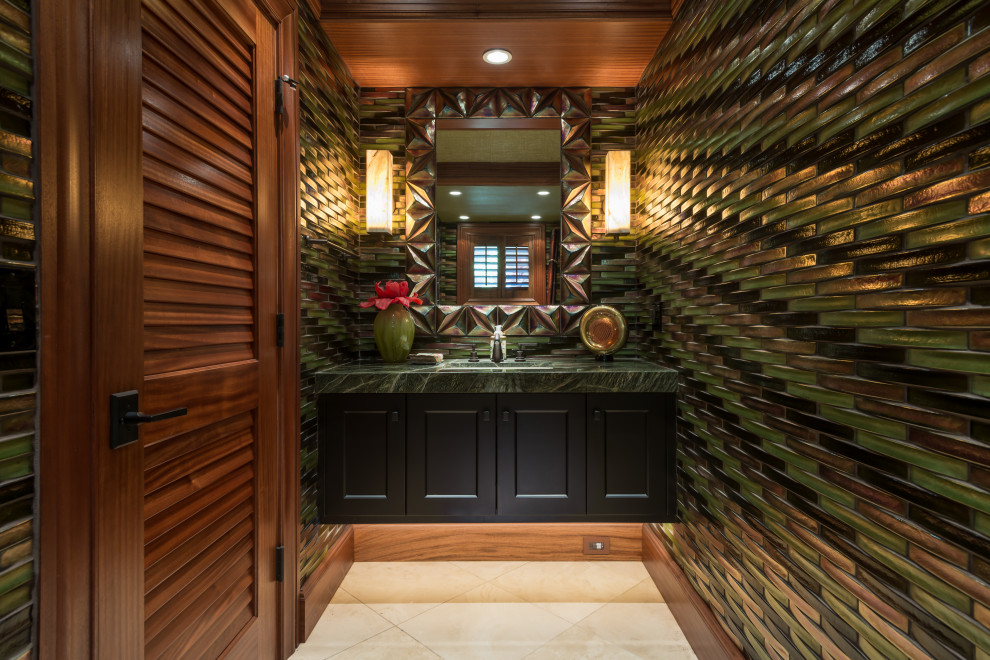 Inspiration för ett tropiskt grön grönt badrum, med luckor med infälld panel, svarta skåp, ett undermonterad handfat och beiget golv