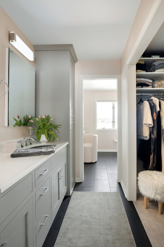 Exempel på ett klassiskt en-suite badrum, med släta luckor, grå skåp, grå kakel, porslinskakel, klinkergolv i porslin, bänkskiva i kvarts, svart golv och dusch med gångjärnsdörr