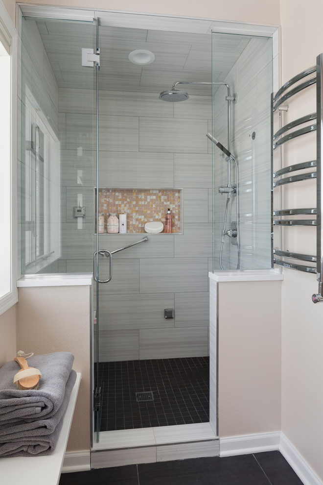 Свежая идея для дизайна: ванная комната в стиле неоклассика (современная классика) с серой плиткой, керамогранитной плиткой, полом из керамогранита, черным полом и душем с распашными дверями - отличное фото интерьера
