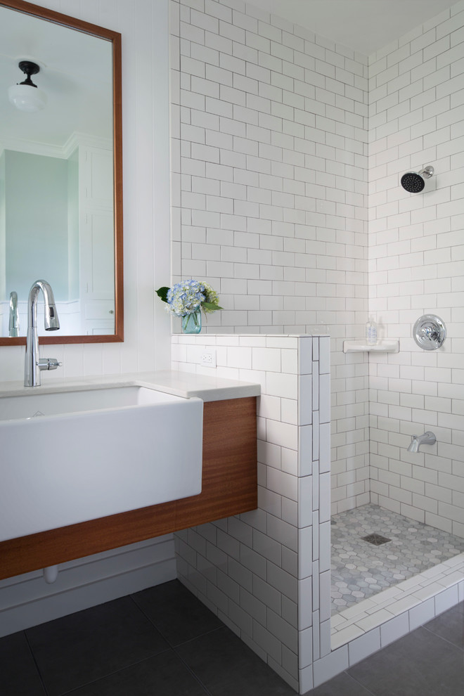 Bild på ett vintage badrum, med skåp i mellenmörkt trä, en dusch i en alkov, vit kakel, tunnelbanekakel, klinkergolv i keramik, ett väggmonterat handfat och granitbänkskiva