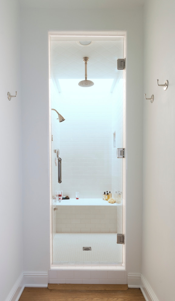 Идея дизайна: большая главная ванная комната в морском стиле с фасадами островного типа, темными деревянными фасадами и отдельно стоящей ванной