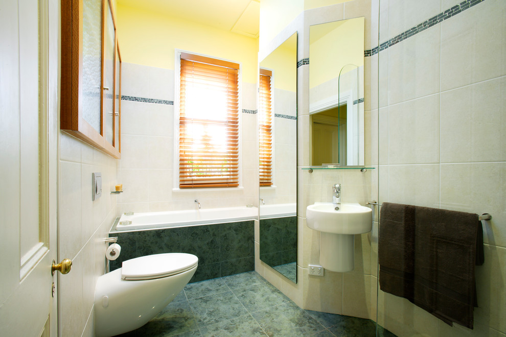 Exempel på ett litet klassiskt badrum med dusch, med ett piedestal handfat, luckor med glaspanel, skåp i ljust trä, bänkskiva i glas, ett platsbyggt badkar, en öppen dusch, en vägghängd toalettstol, grön kakel, porslinskakel, vita väggar och klinkergolv i porslin