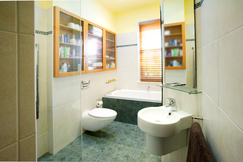 Kleines Klassisches Duschbad mit Sockelwaschbecken, Einbaubadewanne, offener Dusche, Wandtoilette, grünen Fliesen, Porzellanfliesen, weißer Wandfarbe und Porzellan-Bodenfliesen in Melbourne