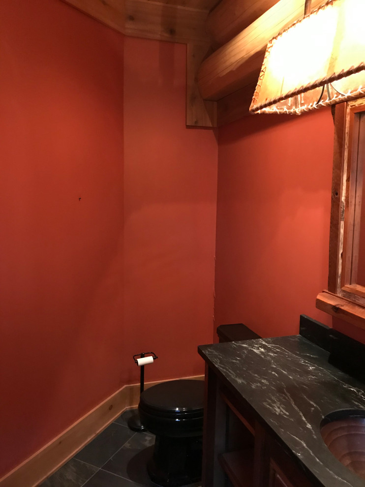 На фото: ванная комната среднего размера в классическом стиле с фасадами в стиле шейкер, коричневыми фасадами, угловой ванной, угловым душем, унитазом-моноблоком, коричневой плиткой, плиткой под дерево, зелеными стенами, полом из сланца, душевой кабиной, накладной раковиной, столешницей из гранита, коричневым полом, душем с распашными дверями, черной столешницей, нишей, тумбой под одну раковину, напольной тумбой, деревянными стенами и балками на потолке с