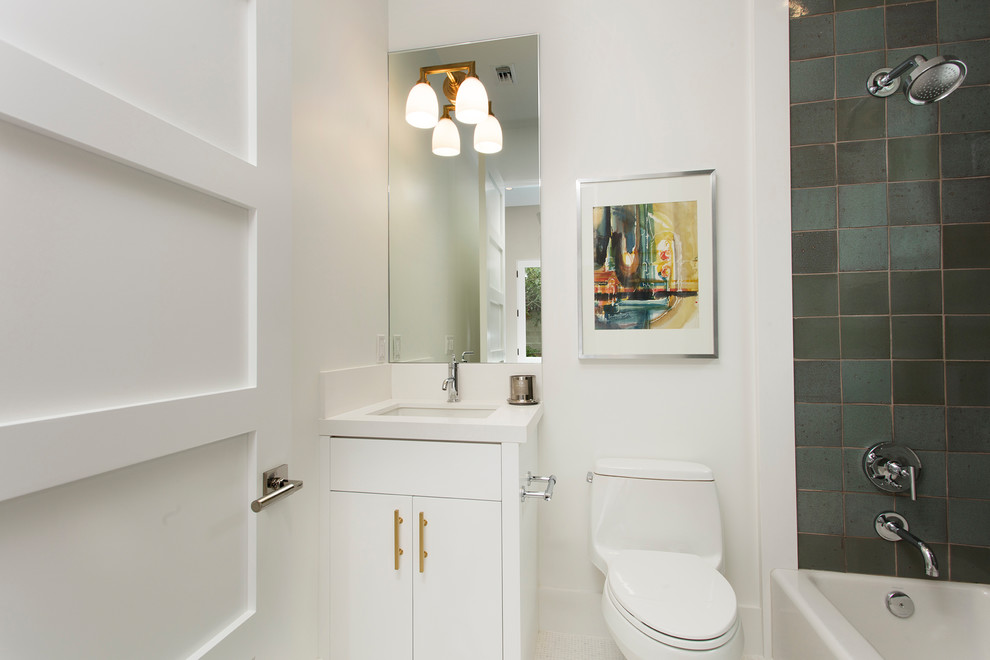 На фото: главная ванная комната среднего размера в стиле ретро с белыми фасадами, плоскими фасадами, угловой ванной, душем над ванной, унитазом-моноблоком, зеленой плиткой, керамической плиткой, белыми стенами, полом из керамической плитки, врезной раковиной, столешницей из искусственного кварца, белым полом, шторкой для ванной и белой столешницей с