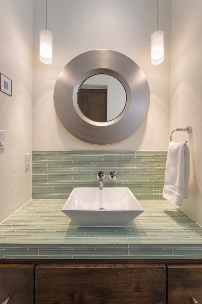Стильный дизайн: ванная комната в современном стиле с настольной раковиной, зеленой плиткой, удлиненной плиткой и зеленой столешницей - последний тренд