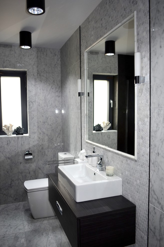ダブリンにあるお手頃価格の中くらいなコンテンポラリースタイルのおしゃれな浴室の写真