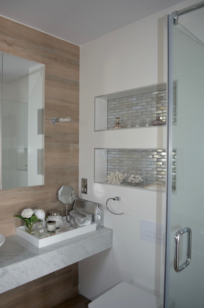 Esempio di una stanza da bagno padronale contemporanea di medie dimensioni con piastrelle in gres porcellanato e top in marmo