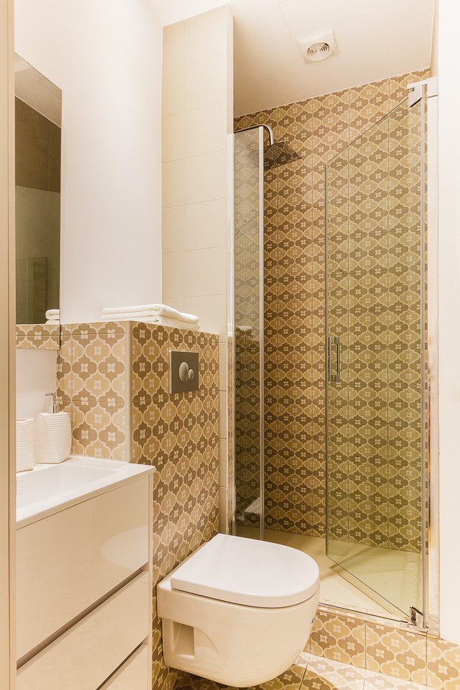 Kleines Eklektisches Duschbad mit flächenbündigen Schrankfronten, weißen Schränken, Duschnische, Wandtoilette und weißer Wandfarbe in Madrid