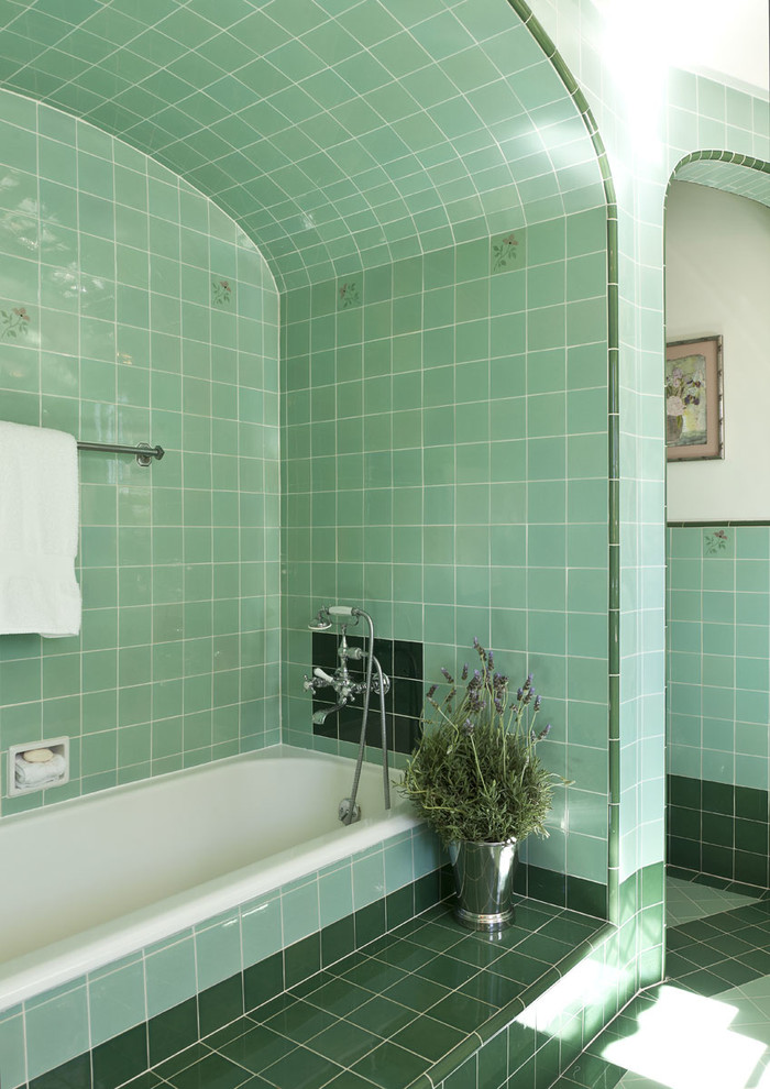 Стильный дизайн: ванная комната в классическом стиле с ванной в нише - последний тренд