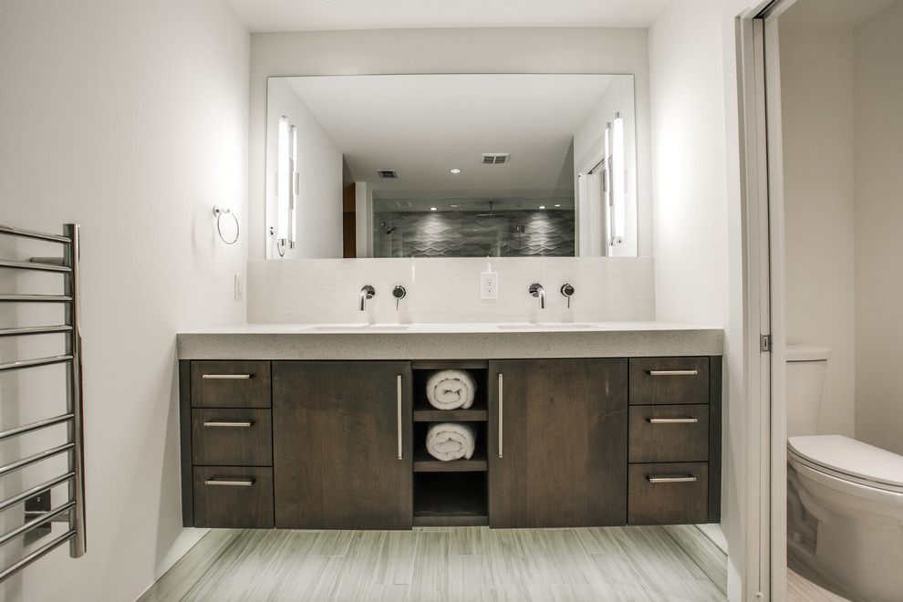Inspiration för stora moderna en-suite badrum, med ett undermonterad handfat, släta luckor, skåp i mellenmörkt trä, bänkskiva i kvarts, en toalettstol med separat cisternkåpa, grå kakel, porslinskakel, vita väggar och klinkergolv i porslin
