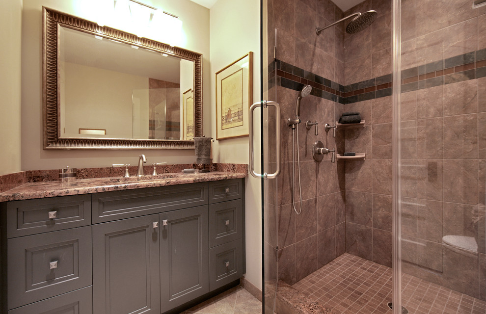 Klassisk inredning av ett mellanstort badrum med dusch, med ett undermonterad handfat, släta luckor, grå skåp, laminatbänkskiva, en öppen dusch, en toalettstol med hel cisternkåpa, grön kakel, stenkakel, beige väggar och klinkergolv i porslin