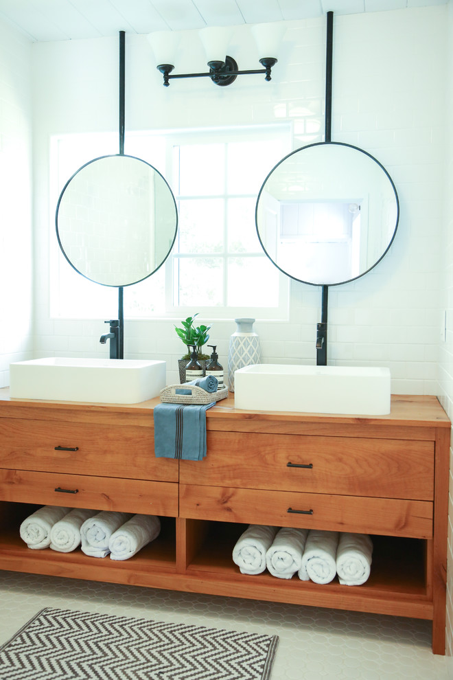 Источник вдохновения для домашнего уюта: главная ванная комната среднего размера в морском стиле с белой плиткой, керамической плиткой, настольной раковиной и столешницей из дерева