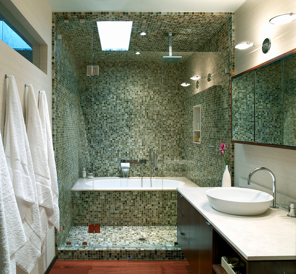 Cette photo montre une salle de bain tendance avec mosaïque, une vasque et un plan de toilette blanc.