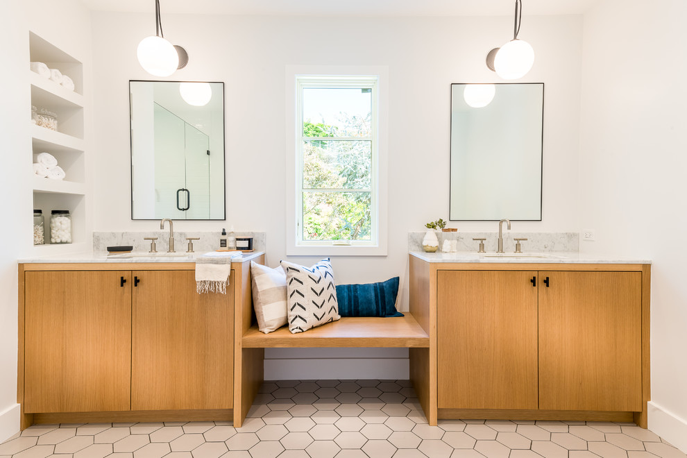 Idee per una stanza da bagno padronale stile marinaro con ante lisce, ante in legno chiaro, pareti bianche, lavabo sottopiano e pavimento beige